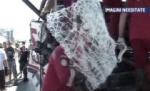 Accident la Deva. 12 oameni răniţi, din care 7 grav, după ce un autocar a acroşat un TIR care staţiona (VIDEO)