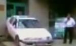 Sechestraţi în bancă: Sătul să fie umilit de angajaţii instituţiei, un şofer a blocat intrarea (VIDEO)