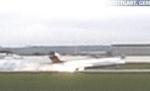 Un avion a luat foc în timpul unei aterizări forţate efectuate la Stuttgart (VIDEO)