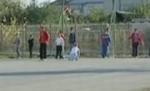 Un craiovean a tras cu arma pentru a-i speria pe copiii care se jucau în faţa casei lui (VIDEO)