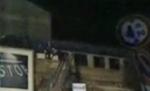 Tren de călători, deraiat la Milano: Două vagoane s-au oprit în curtea unei case (VIDEO)