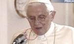 Papa Benedict al XVI-lea, deranjat de un păianjen în timpul unui discurs în Cehia (VIDEO)