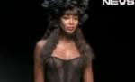 Naomi Campbell, cu sânii la vedere într-o prezentare de modă la Paris (VIDEO)