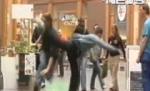 Angajatul unui post de televiziune, bătut în timp ce încerca să facă o farsă (VIDEO)
