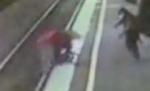Un bebeluş a scăpat teafăr, după ce a fost târât de tren mai mult de 30 de metri (VIDEO)