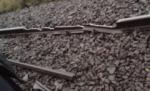 Trenul, un mijloc de transport periculos? Şine rupte, lângă Sighişoara (FOTO)