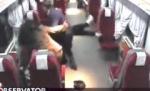 Hoţ de bagaje, imobilizat în tren de controlor. Bătaia a fost surprinsă de camerele de supraveghere (VIDEO)