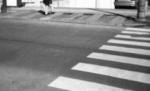 Locuitorii din Bărcăneşti, nevoiţi să ?escaladeze? un perete ca să traverseze strada