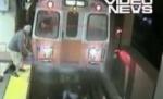 La un pas de moarte: A căzut pe şine, iar metroul a oprit la câţiva centimetri de ea (VIDEO)