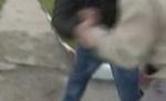 Încăierare între un consilier liberal şi un susţinător PD-L care tăia afişe electorale (VIDEO)