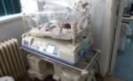 Bebeluş, în stare gravă, după ce a fost uitat în incubator de personalul medical (VIDEO)