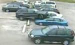 O şoferiţă, un SUV şi patru locuri libere. Urmarea? Două maşini distruse (VIDEO)