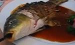 Şocant: Peşte mâncat de viu într-un restaurant din China (VIDEO)