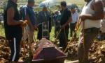 Bocitul mortului în casă şi plimbatul cu sicriul deschis până la groapă, în afara legii