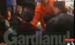 Traian Băsescu loveşte un copil în campania din 2004. 