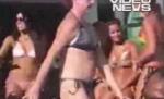 Dansează sau cheamă ploaia? O femeie în costum de baie se dă în spectacol (VIDEO) 