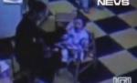 O educatoare din Italia a forţat o fetiţă de un an să înghită propria vomă (VIDEO)