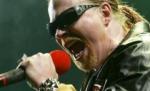 Axl Rose, solistul trupei Guns N' Roses, s-a luat la bătaie cu un paparazzo (VIDEO)