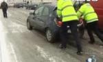 Zăpada le dă bătăi de cap poliţiştilor: Au împins maşinile din faţa Parlamentului (VIDEO)