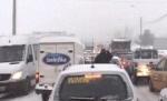Apelurile şoferilor blocaţi de zeci de ore în nămeţi: Suntem cu zăpada până la geam (VIDEO)