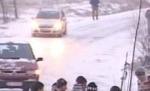 Iarna pe drumuri: Ceai cald şi mâncare de la prefect, la pachet cu echipajele de deszăpezire