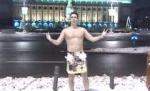 Mircea Badea, gol şi cu pene în Piaţa Victoriei: Boc, trezeşte-te! Să faci o autostradă şi mai mare - VIDEO