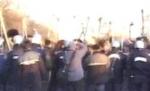 Tradiţie sângeroasă într-o comună din Iaşi: Confruntarea flăcăilor, transformată în luptă de stradă (VIDEO)