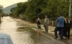 Inundaţii în pragul Anului Nou. Zeci de gospodării şi drumuri au fost afectate (VIDEO)