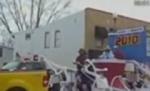 Obicei inedit de Anul Nou: parada scaunelor de toaletă (VIDEO)