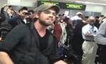 Blocaţi pe aeroport timp de mai multe ore: Să cântăm! (VIDEO)