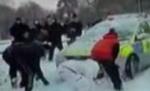 Poliţişti britanici, atacaţi cu bulgări de un grup de adolescenţi (VIDEO)