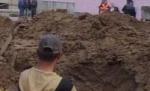 Vrancea. Un copil mort şi unul în stare gravă, după ce un mal de pământ s-a prăbuşit peste ei