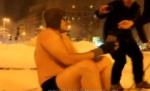 Tânăr în chiloţi, tras cu sania pe bulevardul Magheru din Capitală (VIDEO)
