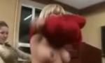 Metodă sexy de copiat. O studentă îşi arată sânii în timpul examenului (VIDEO) 