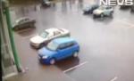 Misterele şofatului: Vrea să scoată maşina din parcare, dar intră cu ea în stâlp! (VIDEO)