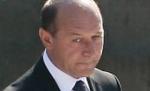 Prima lacrimă, al doilea mandat: Băsescu a plâns la mormântul lui Grigore Vieru