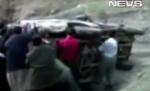 Ce poate fi mai rău decât să te răstorni cu maşina? Binevoitorii care încearcă să o pună pe roţi (VIDEO)