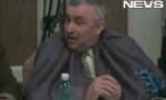 Un consilier din Câmpulung se protejează de Flacăra Violet cu o mantie 