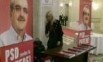 Mitrea îşi face campanie cu bannere şi broşuri la CN al PSD. Anunţarea tandemului cu Diaconescu, altădată