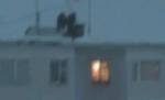 Tineri care se aruncă de pe bloc în zăpadă - cea mai nouă distracţie în Rusia - VIDEO