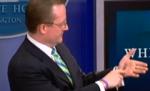 Sarah Pallin, ironizată la Casa Albă: Robert Gibbs a mimat citirea unor notiţe din palmă (VIDEO)