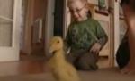 Un copil de patru ani cu pareză a învăţat să meargă datorită unei raţe (VIDEO)