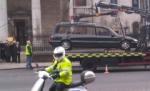 Dric ridicat din faţa bisericii, în timp ce oamenii se pregăteau să urce sicriul în el (FOTO)
