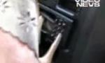 Ignoranţă sau rea intenţie? O femeie schimbă posturile la radioul din maşină cu tocurile cui (VIDEO)