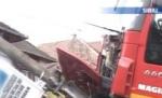 Din salvatori, victime. O maşină de pompieri a aterizat pe un gard după ce nu i s-a acordat prioritate (VIDEO)