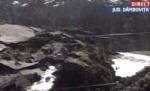 Dâmboviţa. 2500 de oameni, izolaţi după ce un drum judeţean s-a surpat. Boc şi Blaga, în inspecţie (VIDEO) 