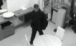 Bărbat filmat în timp ce fura un telefon dintr-un birou (FOTO) 