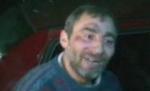 Un bărbat a protestat de pe o macara, ameninţând că se aruncă (VIDEO)