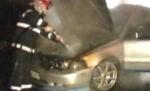 I-a luat maşina foc în timp ce era la volan (VIDEO)