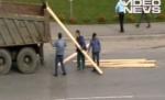 Dorel de Turnu Severin: A pierdut pe şosea lemnele pe care le transporta în camion (VIDEO)